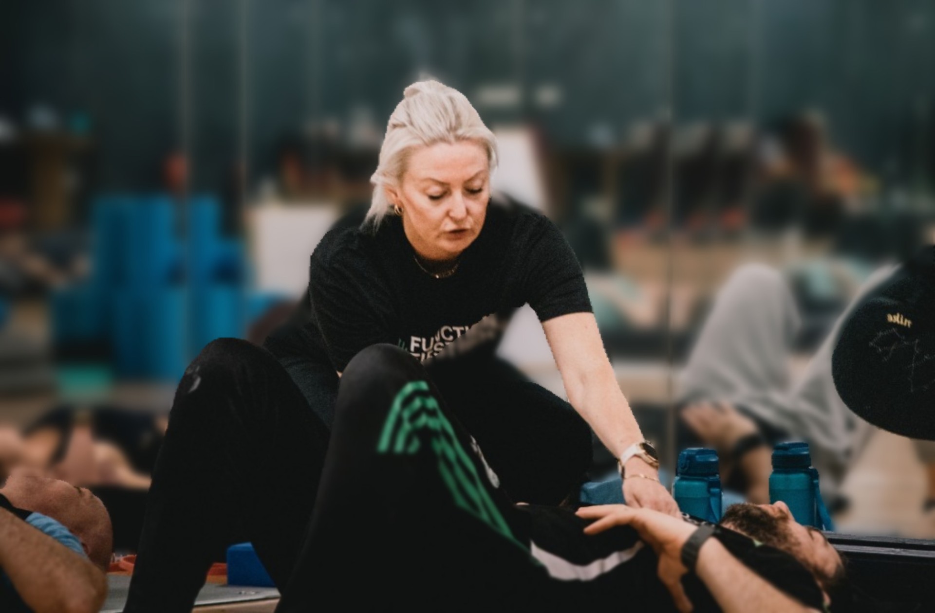 Riona coaching a client one-to-one on the gym floor